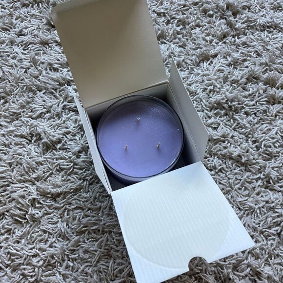 NEST Fragrance Sprig Candle Holiday Spiced Lilac And Ivy 17.5oz 3 Wick - Picture 7 of 8